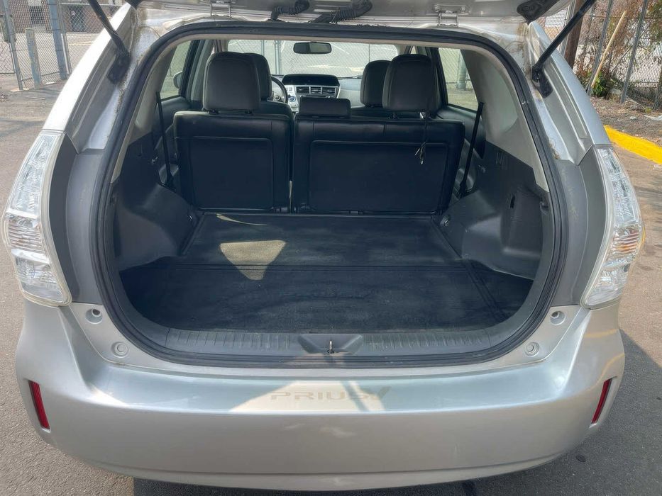 Toyota Prius v Five      2014