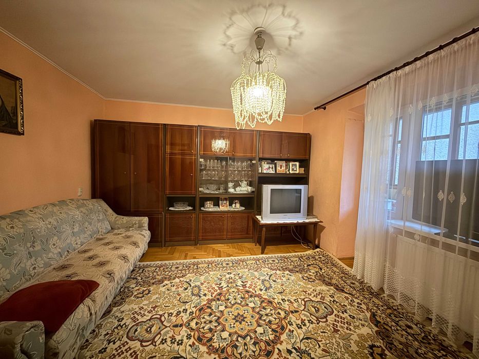 Продається квартира 3 кім., житловий стан, 66 м.кв., м.Яремче