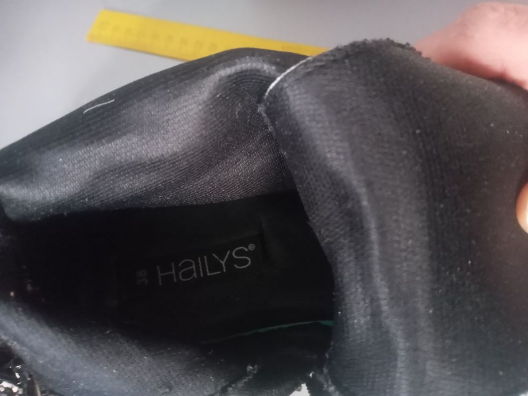 Демісезонні стильні ботинки бренду Hailys
