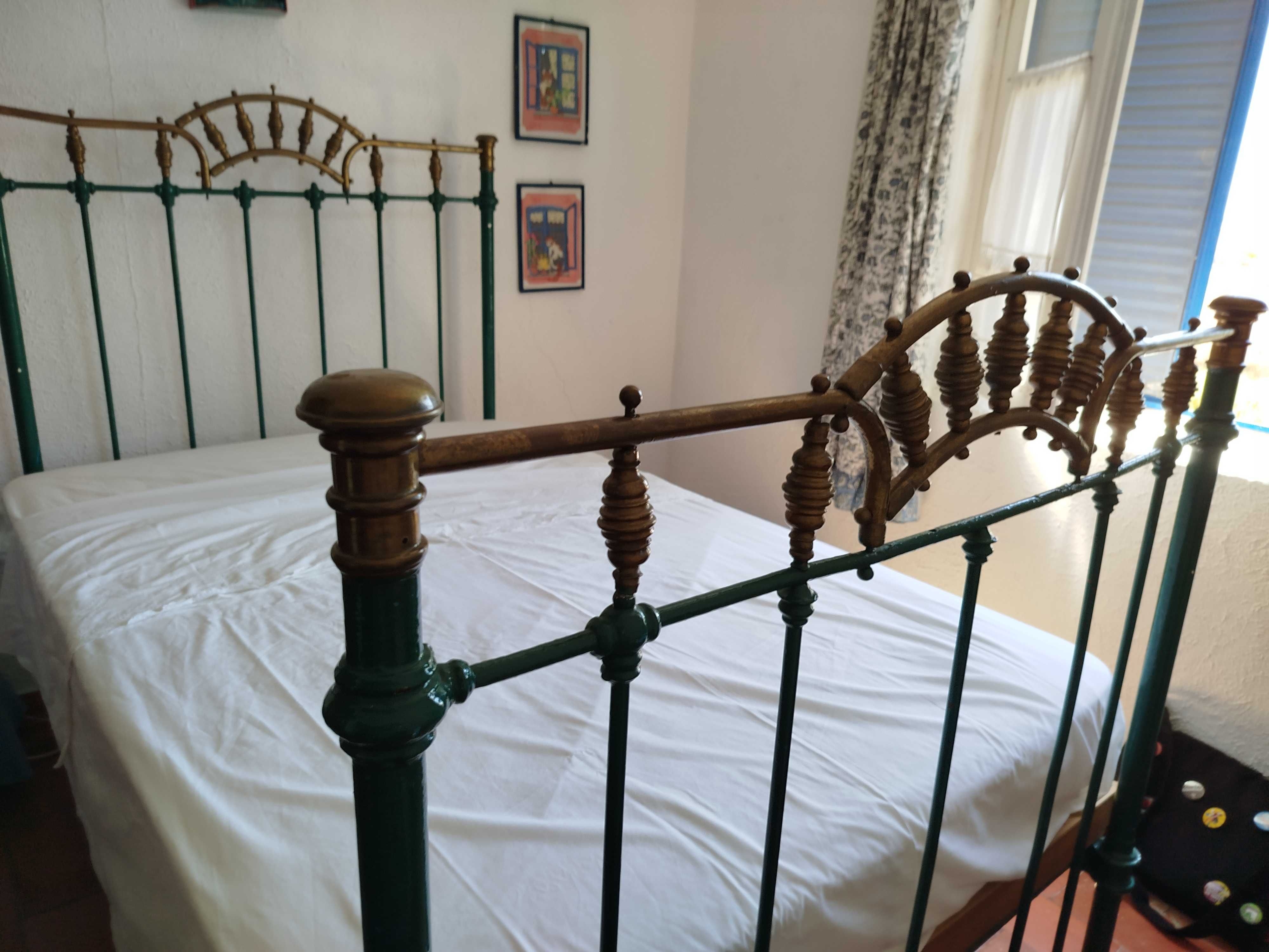 Cama antiga de ferro
