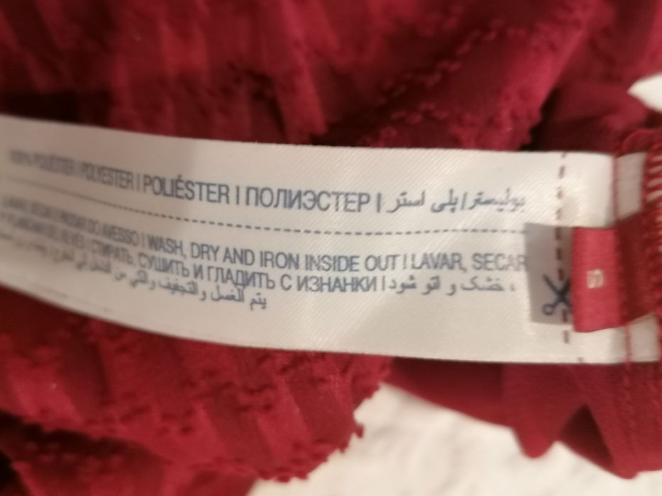 Blusa vermelha quase nova. Aperta atrás com três botões