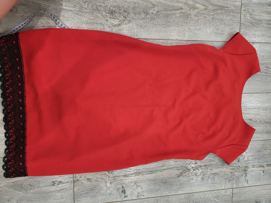 Гарне червоне плаття