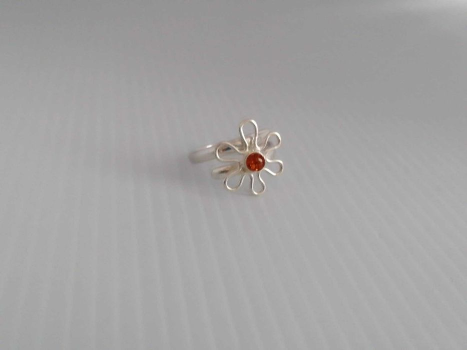 Pierścionek srebrny pr. 925 z bursztynem bałtyckim. Regulowany.