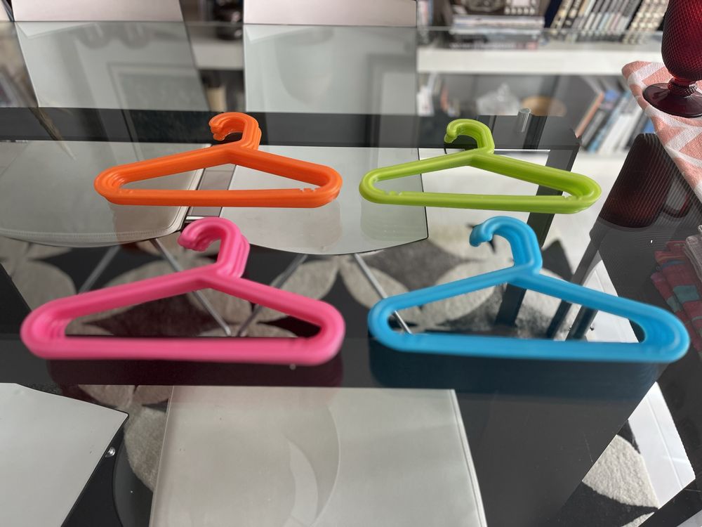 37 Cabides de plástico, muito resistentes do IKEA