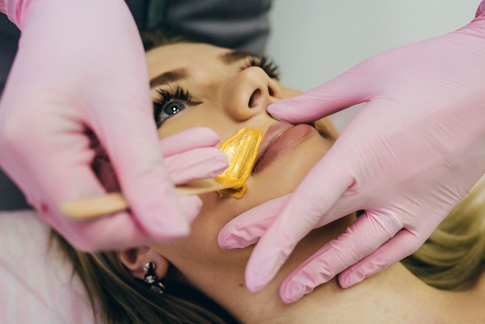 Шугаринг (видалення волосся цукровою пастою) Бородинський