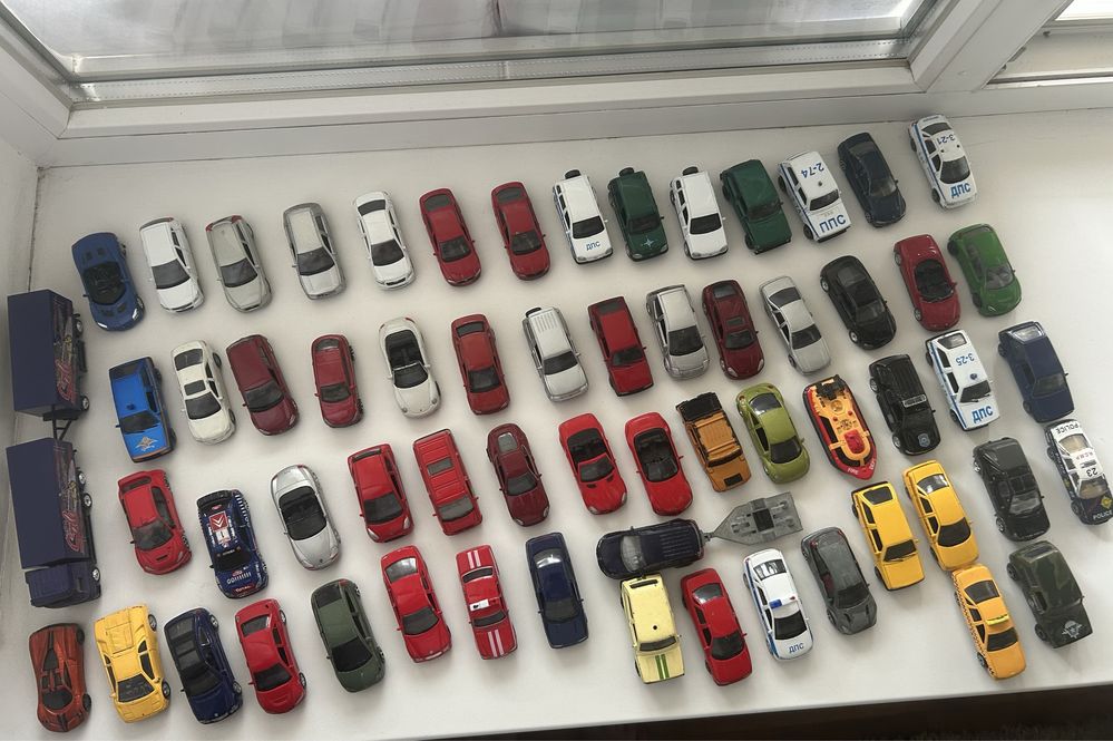 Продам машинки 1/64 масштаб
