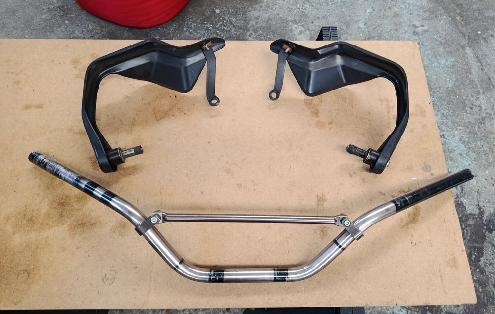 Guiador moto 22 mm + protectores mão