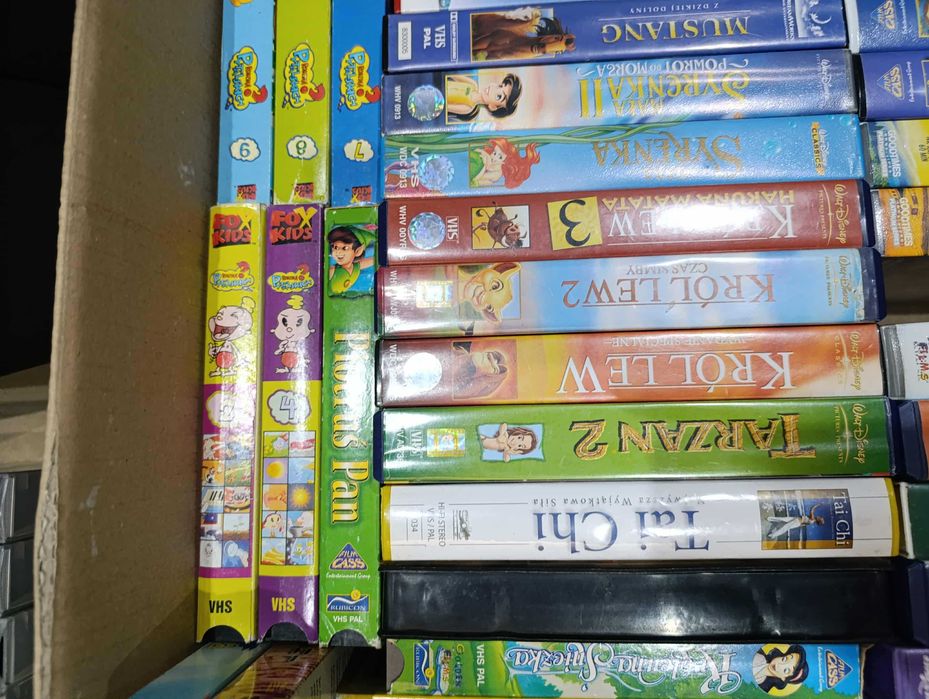 Kolekcja 63 kaset VHS z Bajkami.