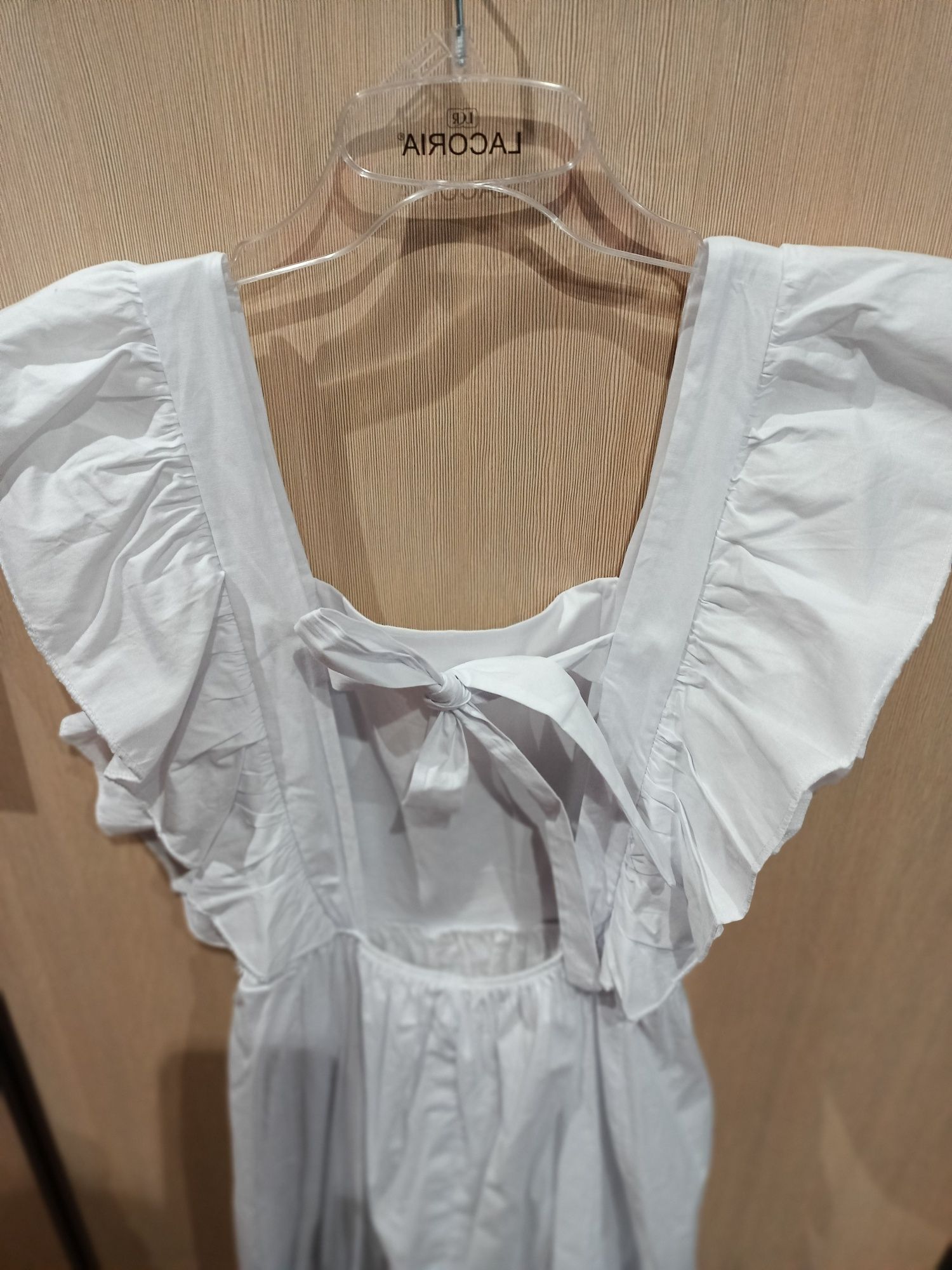 Biała sukienka z wiązaniem na plecach i falbankami