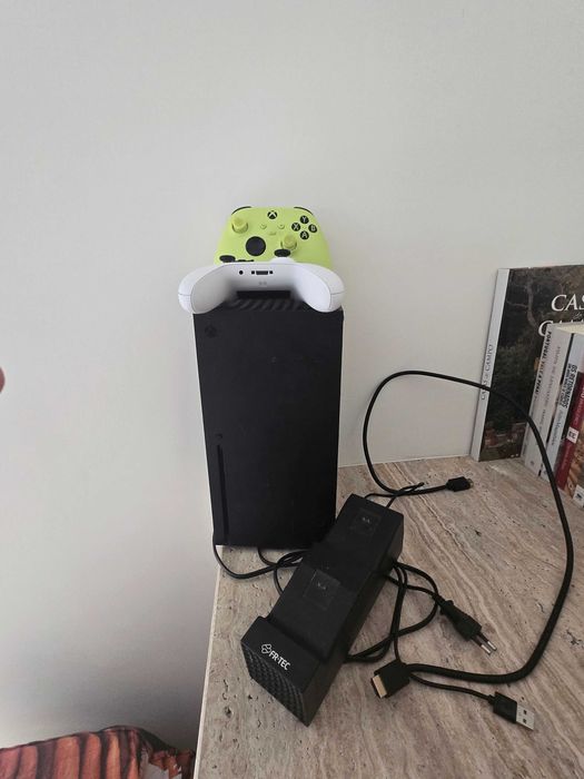 Xbox series x 1 Tb + 2 comandos e carregador