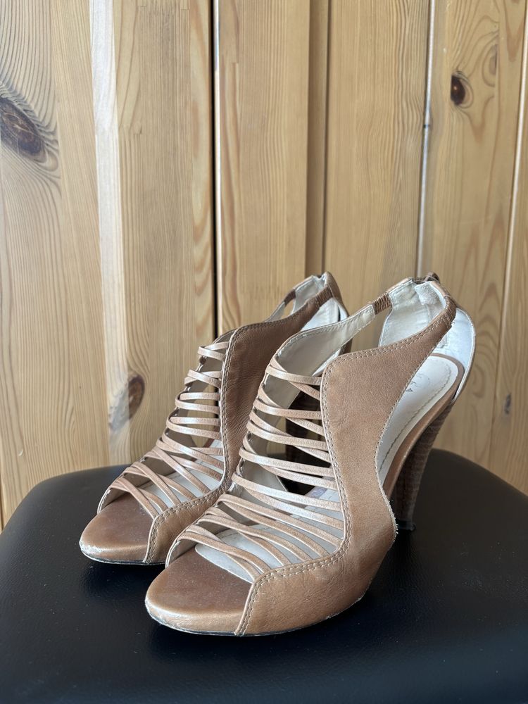 Buty na obcasie marki Bata, rozmiar 38