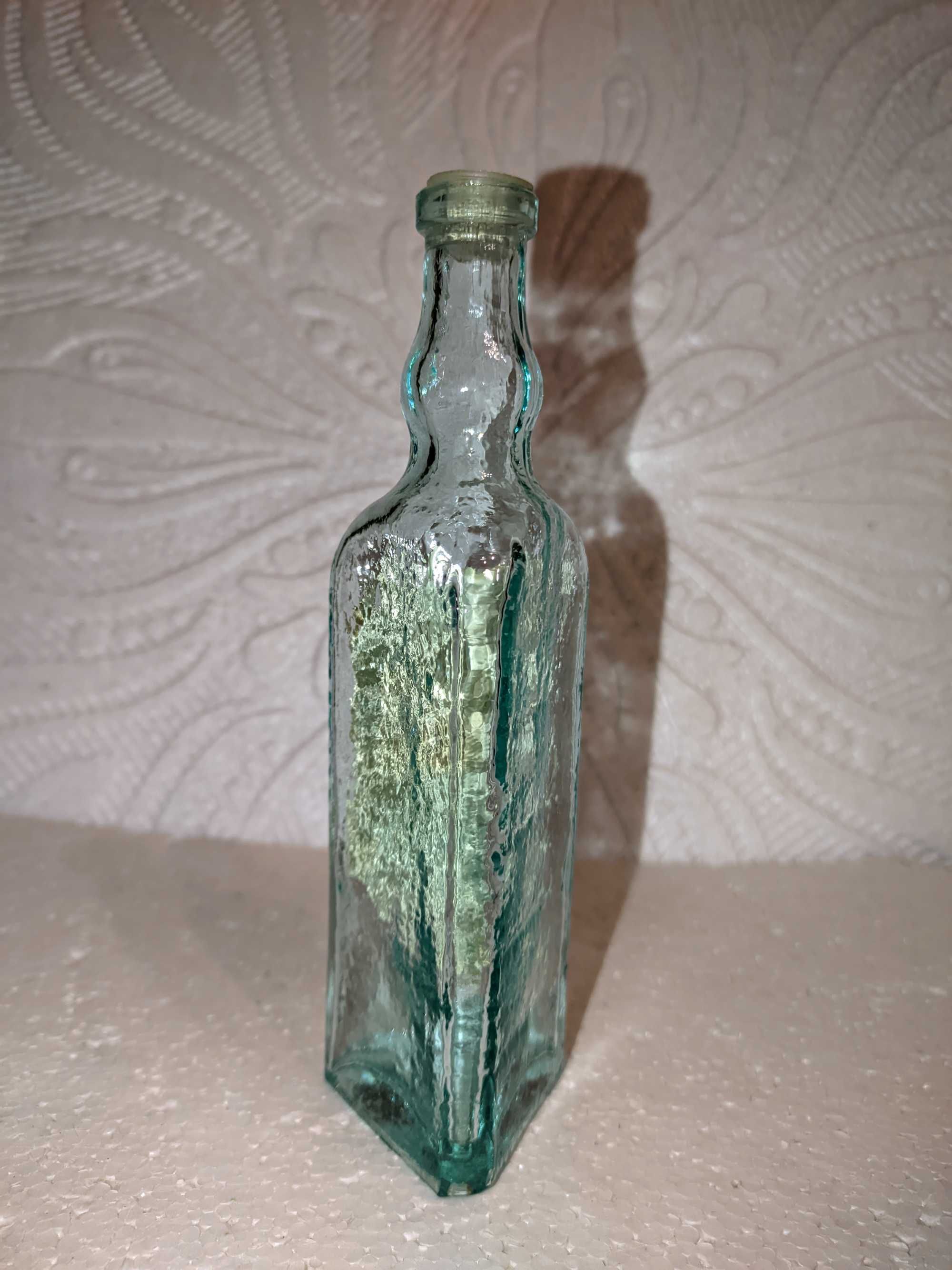 Треугольная винтажная стеклянная бутылка из СССР
