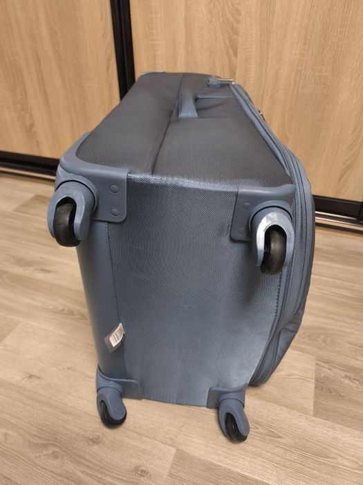 Чемодан очень большого размера, чемодан на колесах, валіза на колесах