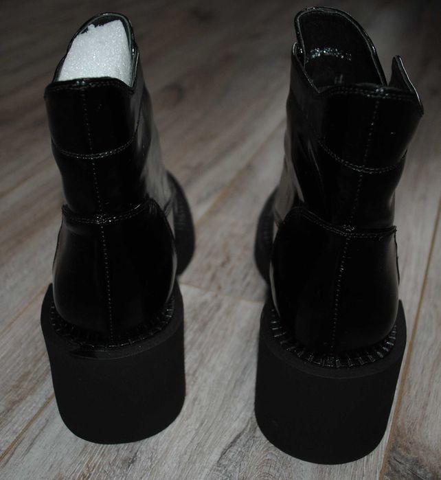 Vitto Rossi ботинки, ботильони, напівсапожки 39 р лак, байка НОВІ