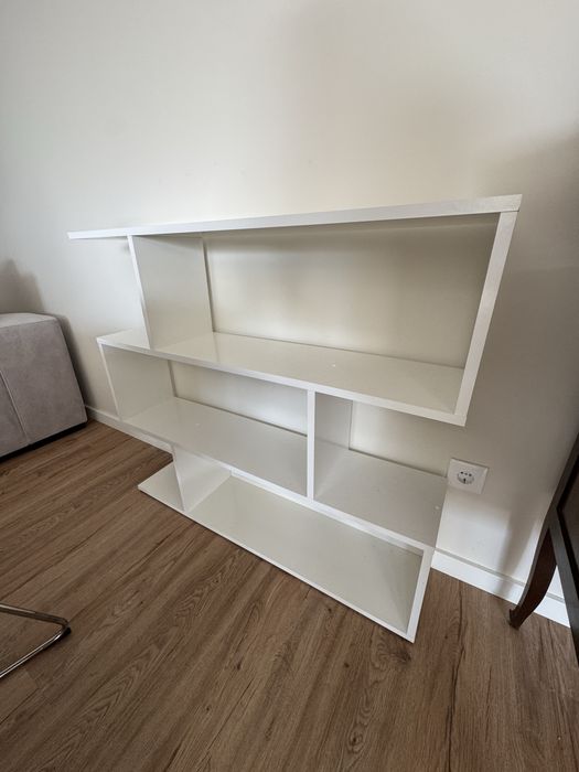 Estante branca impecável