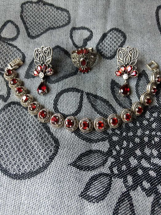 Серебрянные наборы с камнями