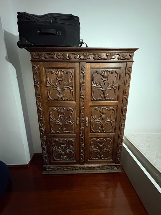 roupeiro estilo rustico lindamente talhado