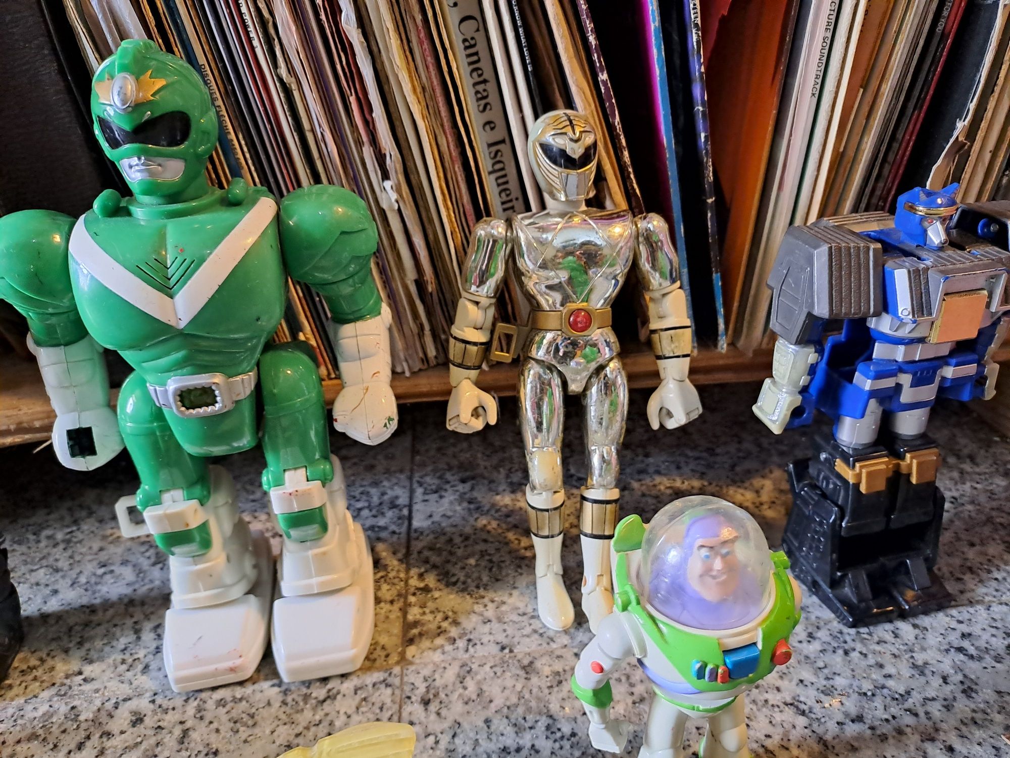 Robot e bonecos em plasticos