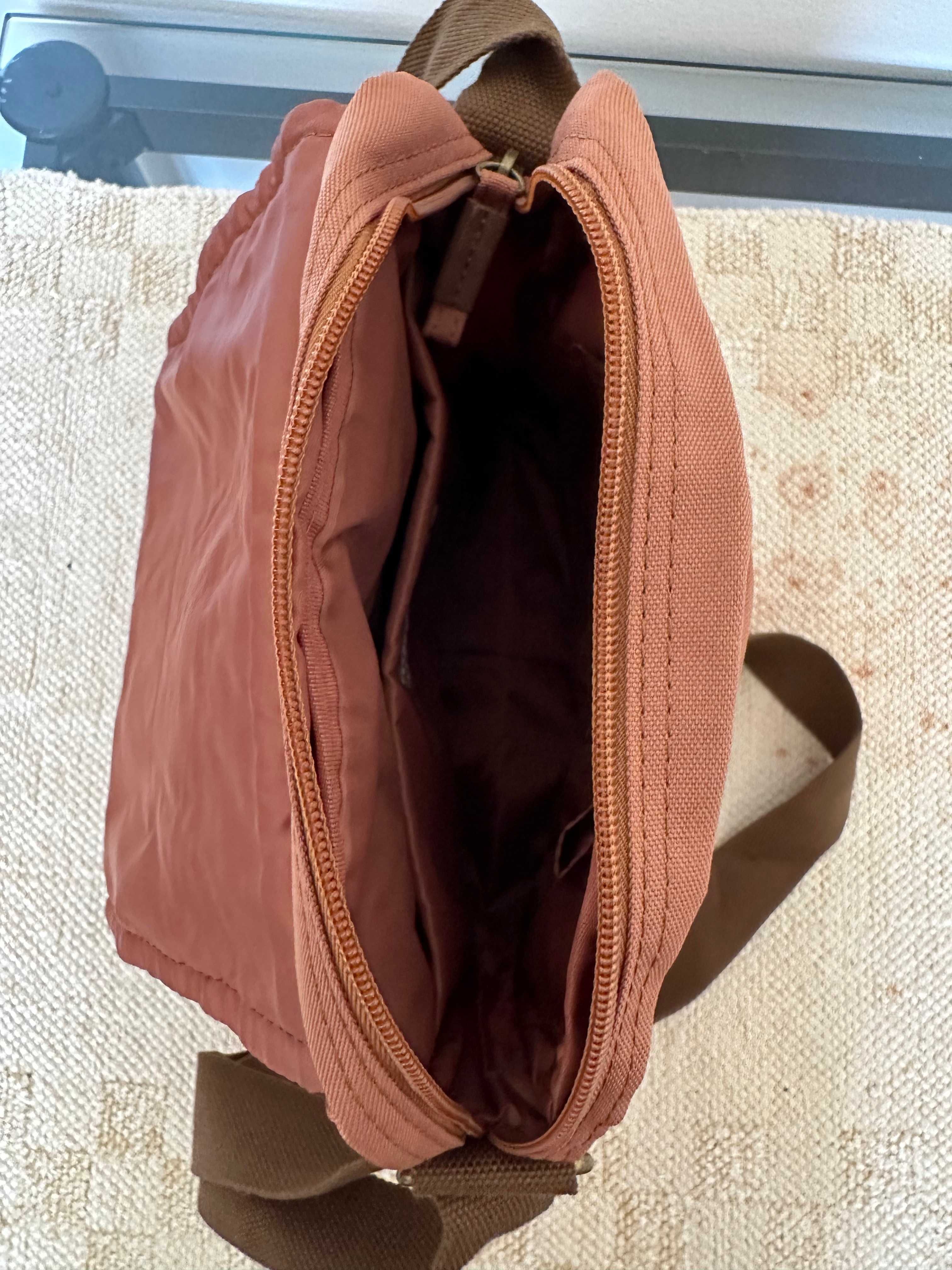 Bolso marca Camel, à tiracolo