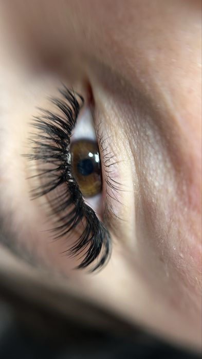 Нарощення та ламінування вій