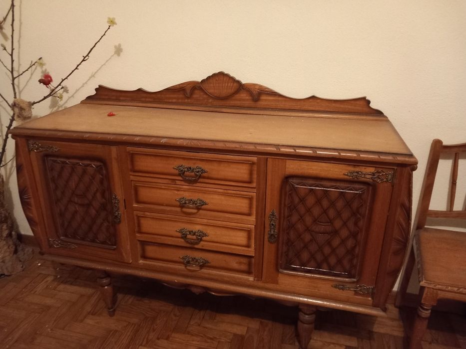 Aparador de madeira antigo