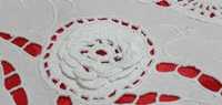 biały, ręcznie haftowany obrus z szydełkową koronką, 85 cm x 85 cm