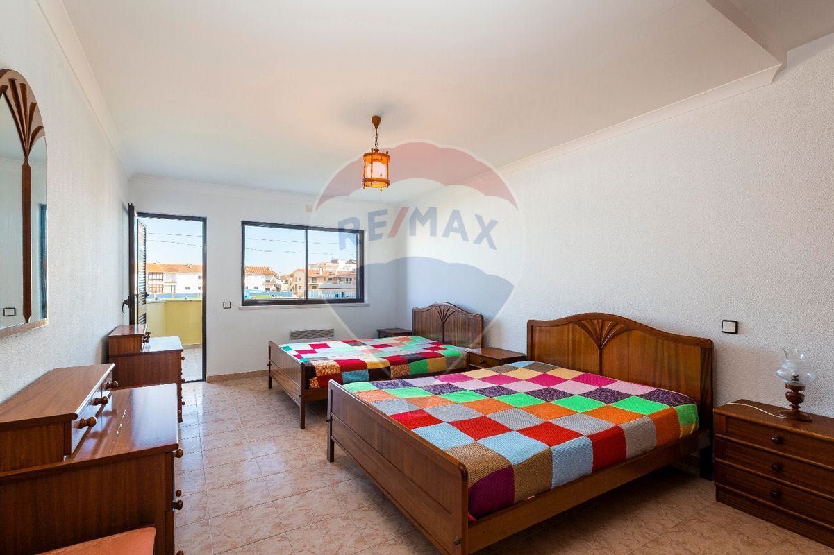 Cama de madeira com 2 mesas de cama em bom estado com colchão