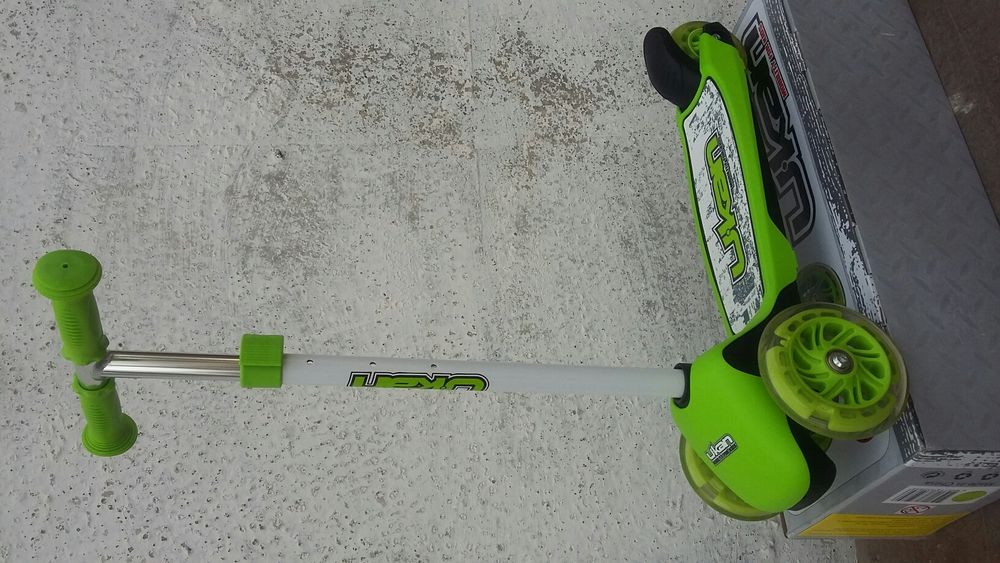 Детский самокат до 50кг,хорошего качества.