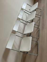 Białe składane krzesła