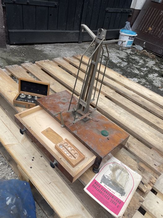 Stara waga równoramienna