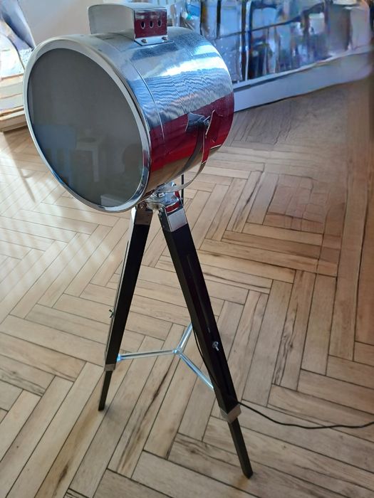 Lampa stojąca w stylu industrialnym