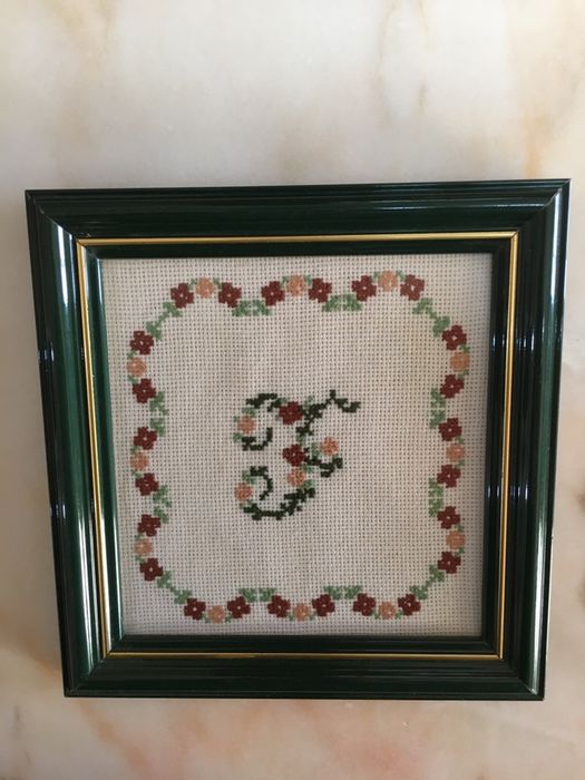 Monograma em ponto cruz letra “F”, com moldura, feito à mão.