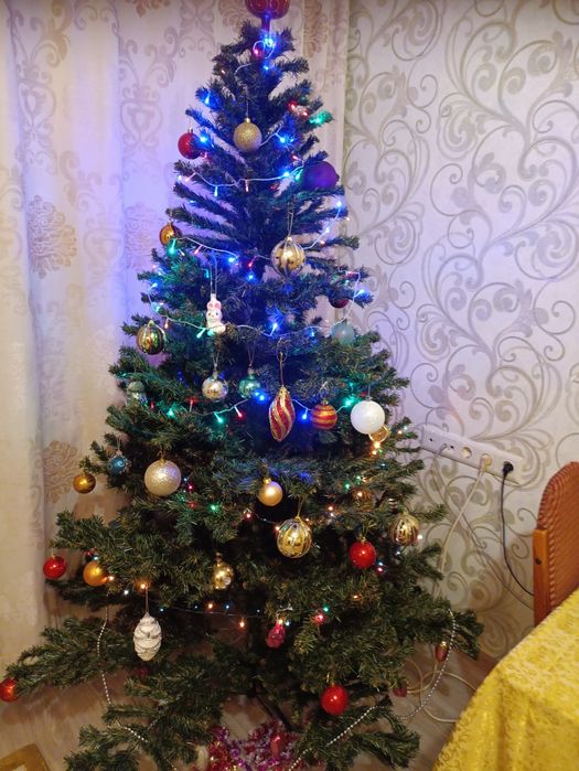 Продам ялинку синтетичну