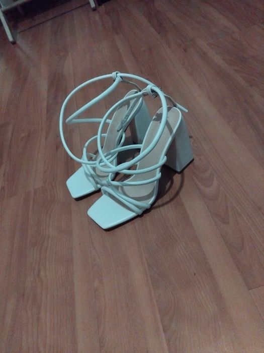 Saltos altos brancos modernos elegantes.