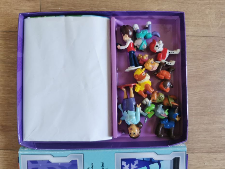 Psi patrol, książeczka z figurkami plus 2 figurki gratis