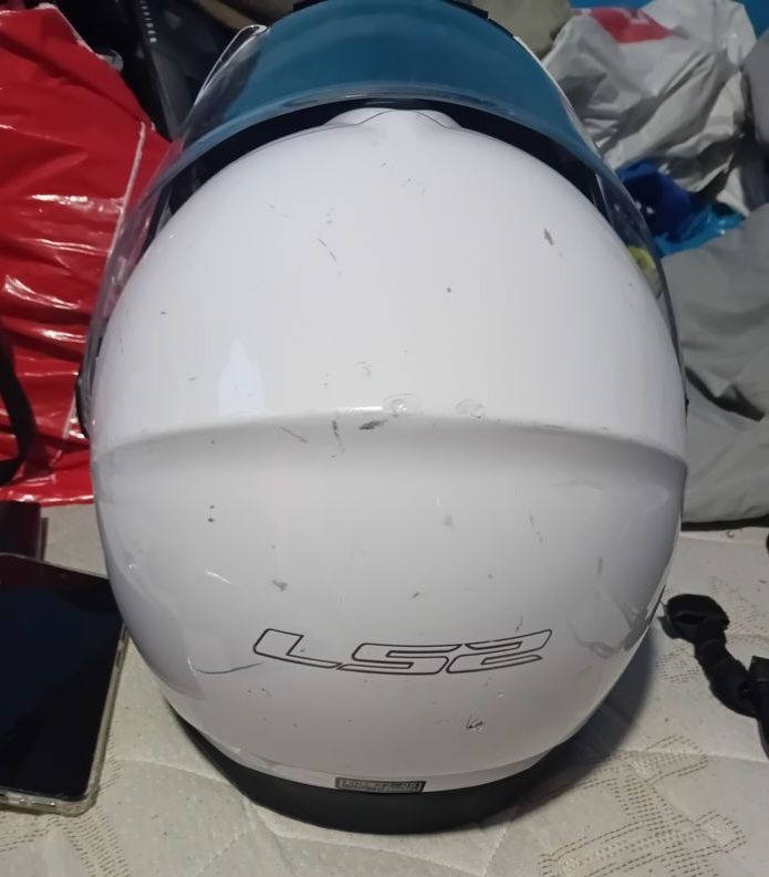 Capacetes para mota  LS2 praticamente como novo  com viseira antiembac