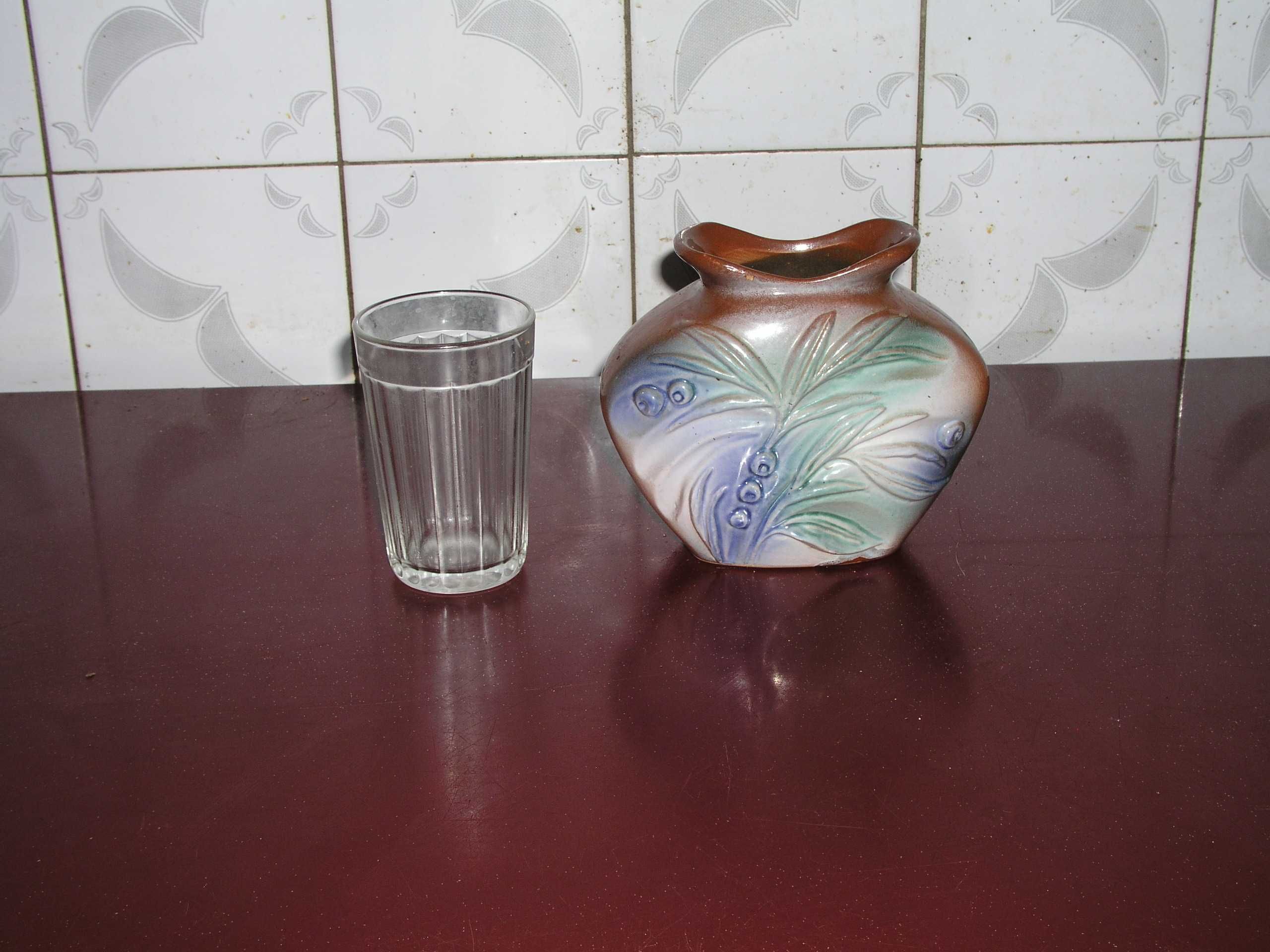 Продам стеклянные и керамические вазы.