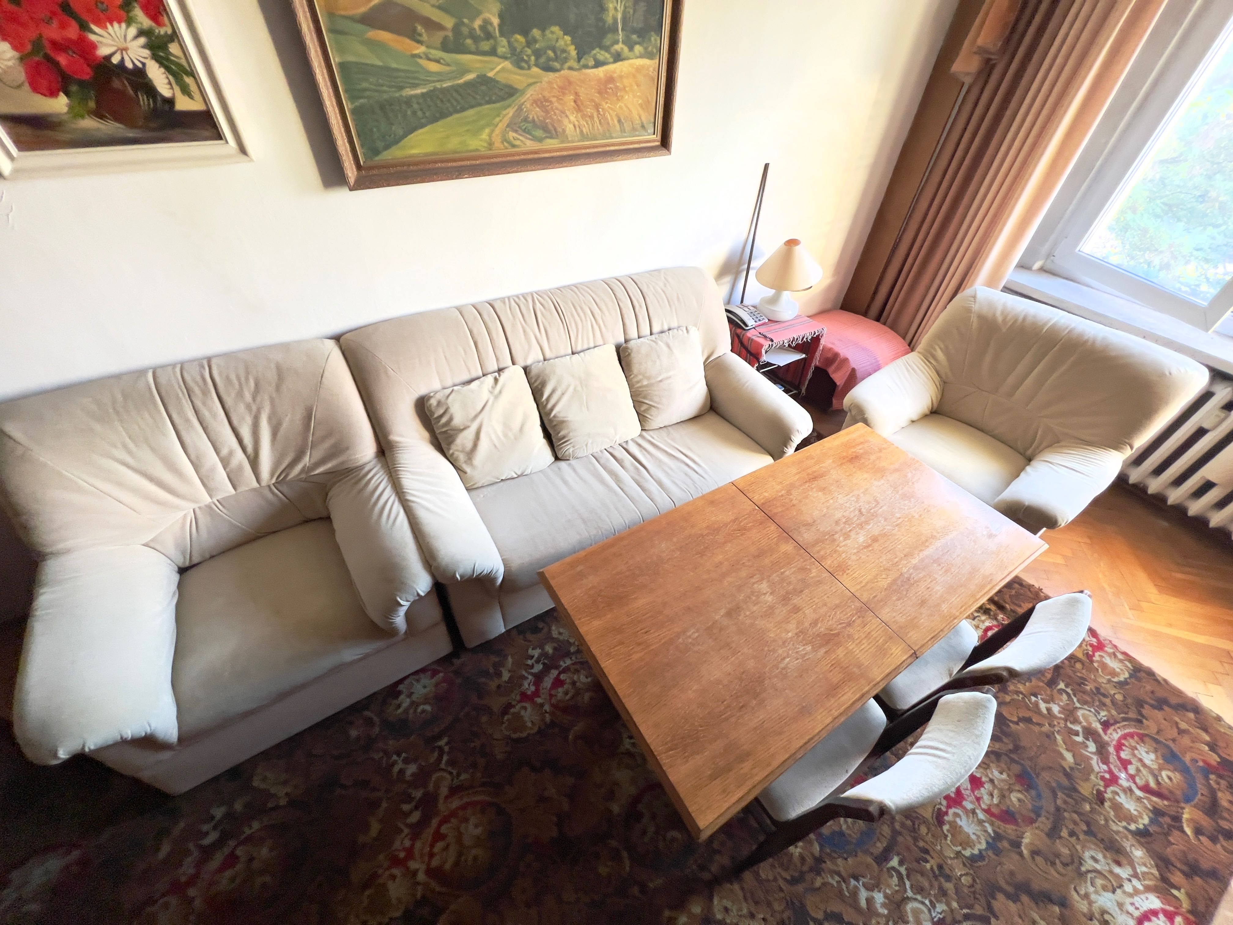 Sofa z funkcją spania, fotele, krzesła i stół