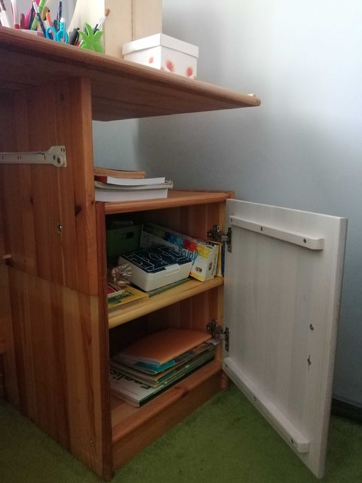 Zestaw mebli dziecięcych - łóżko piętrowe, szafa narożna i biurko