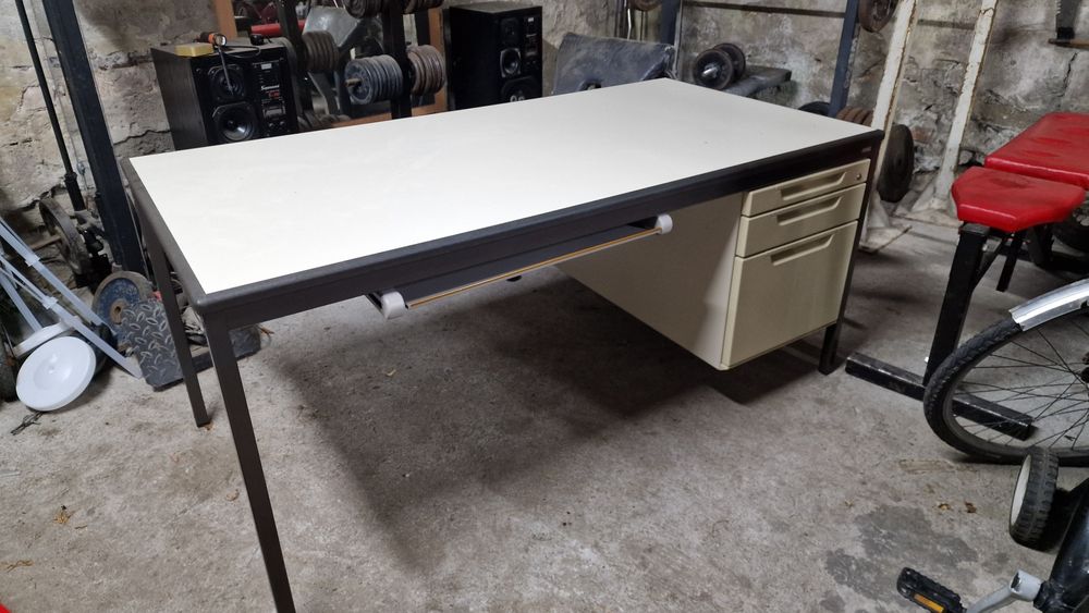 Biurko GESIKA z Kontenerem i Szufladą na Klawiaturę