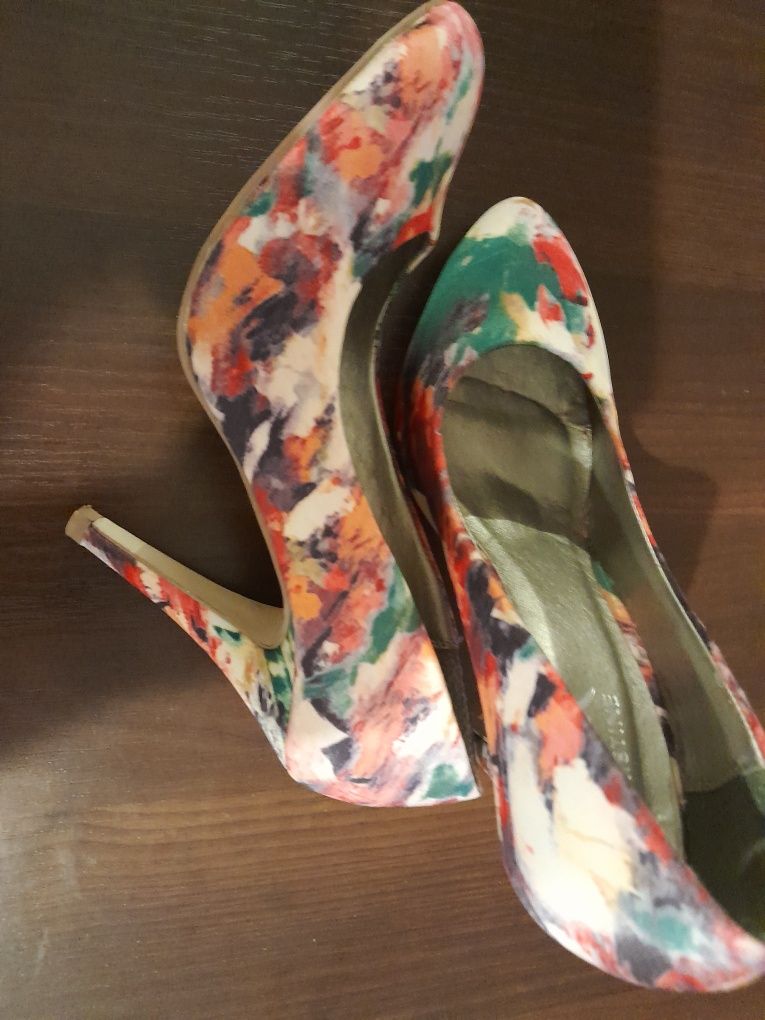 Buty na obcasie kolorowe
