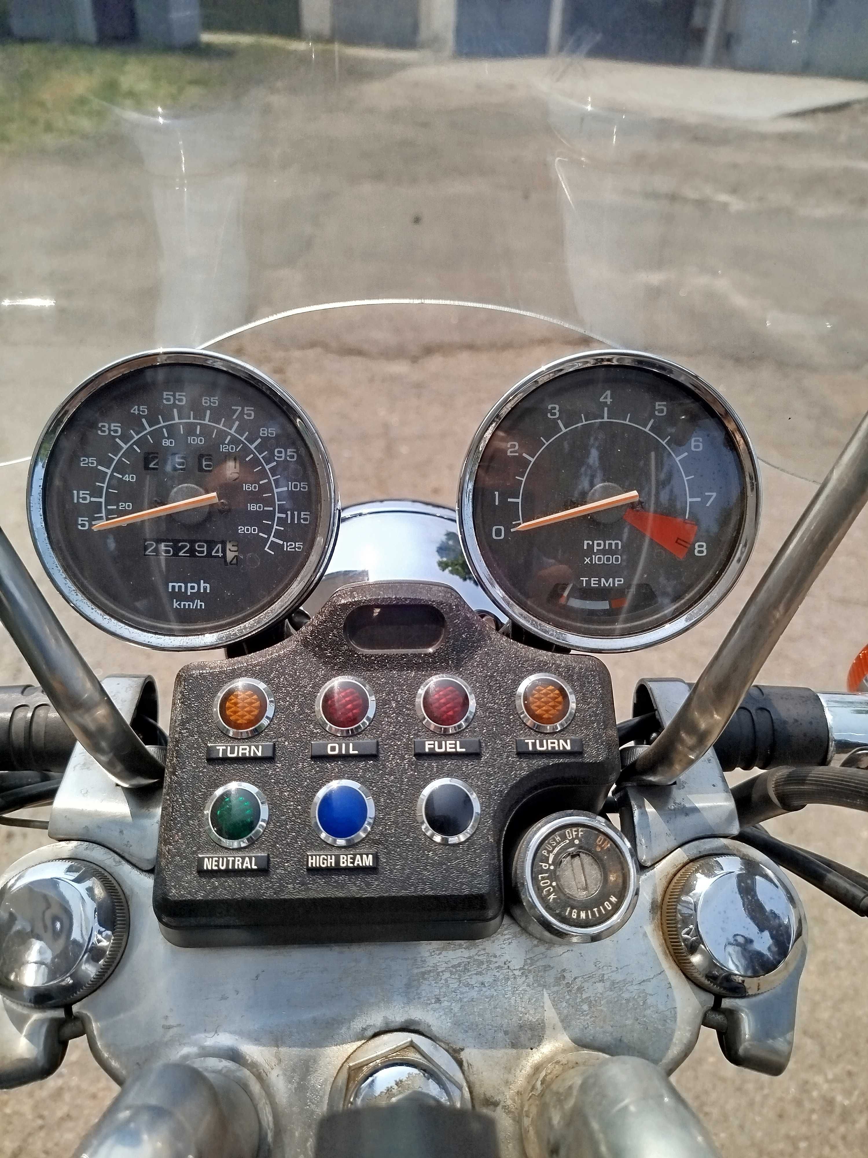 Продам мотоцикл Honda VT700C.
