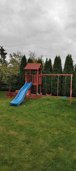 Drewniany plac zabaw z dodatkową piaskownicą gratis w dobrym stanie
