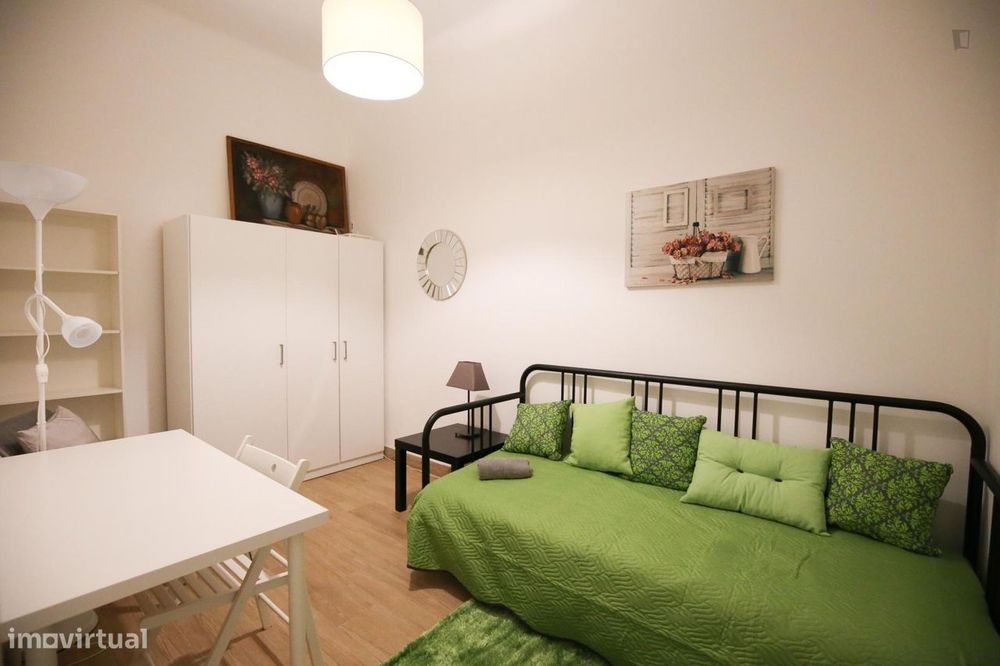 142808 - Quarto com cama de solteiro perto da...