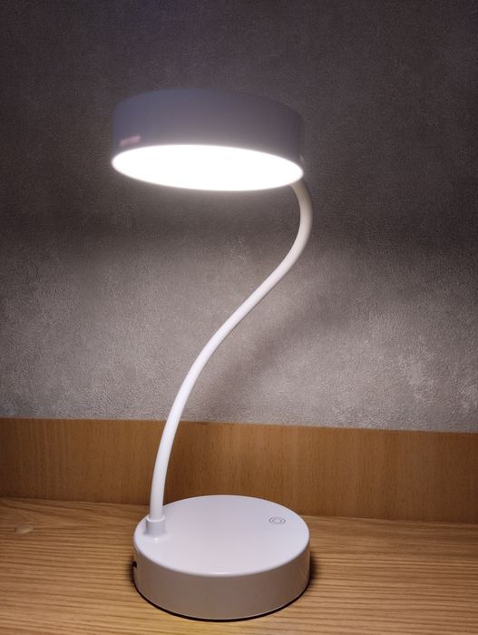 Сучасна акумуляторна сенсорна настільна лампа на акумуляторі 1200мАг