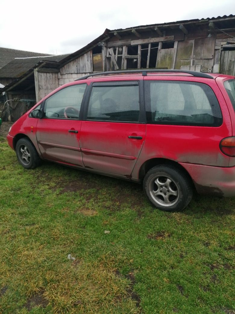 VW Sharan 1.9 Tdi 90km. Czerwony Części mechaniczne i blacharskie.