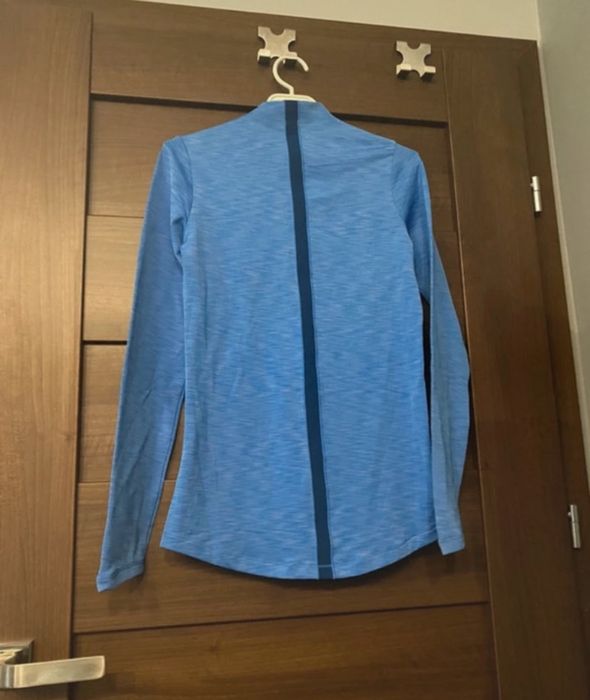 Ocieplana niebieska bluza sportowa Under Armour XS