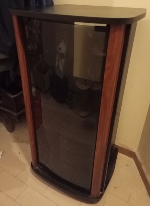 Móvel para TV e leitor ou box com prateleiras e porta de vidro