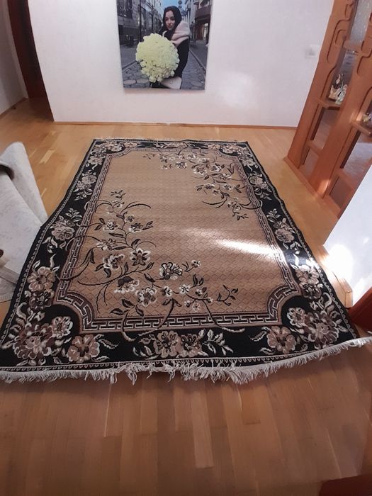 Продається килим в доброму стані розмір 2 на 3 метри