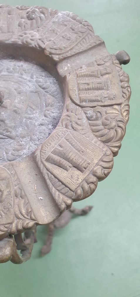 Cinzeiro de pé antigo com brasões